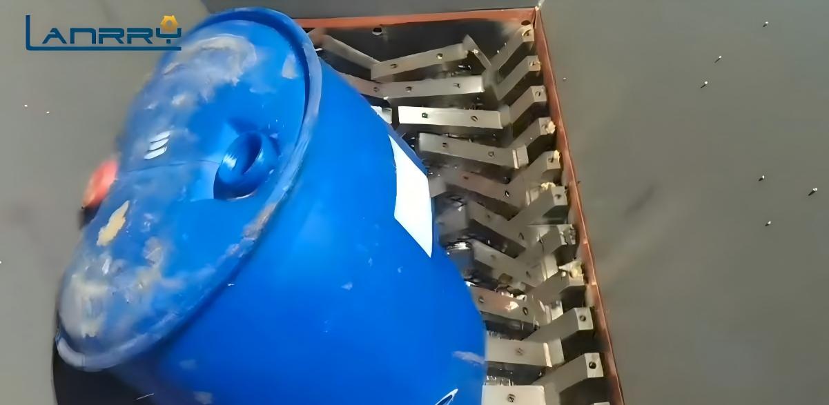 Как работает двухвальный измельчитель?